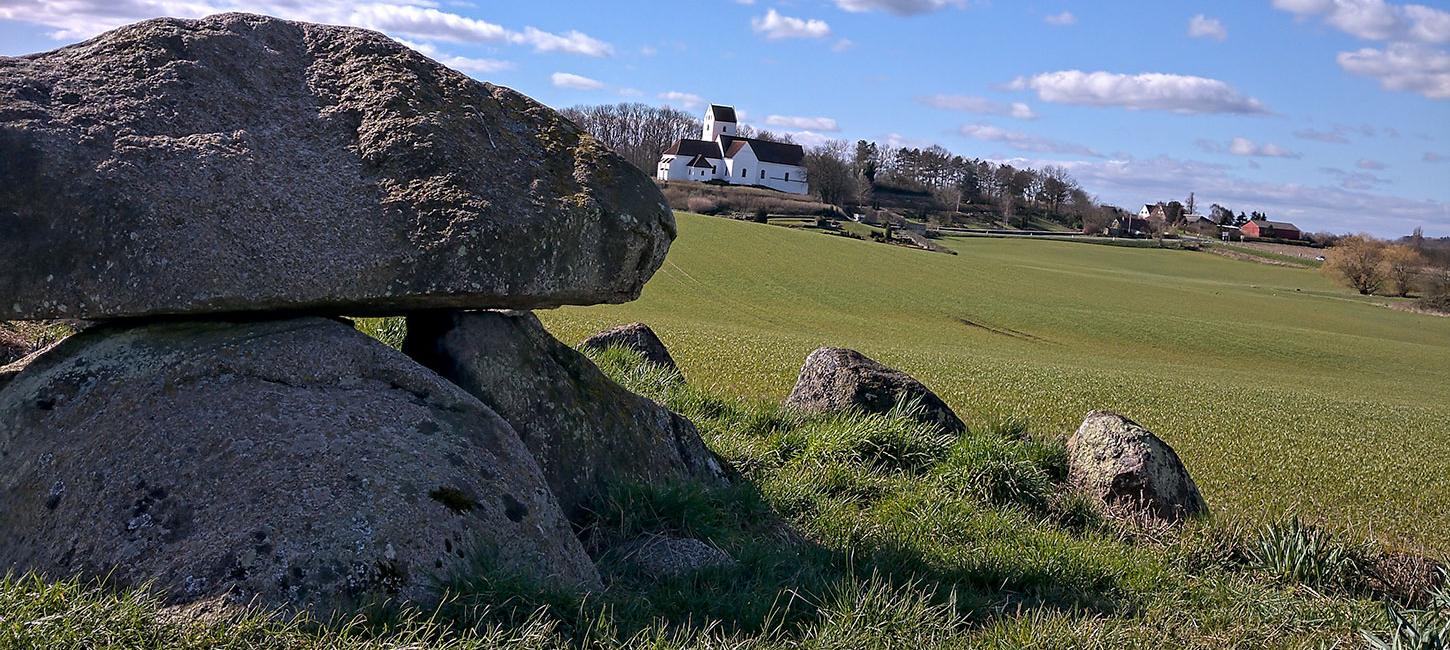 Langdyssen ved Humble med Humble Kirke i baggrunden