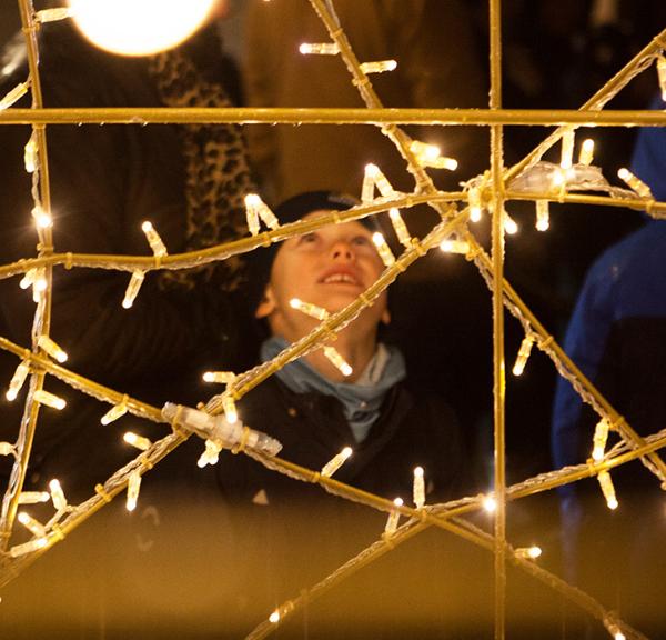 Barn kigger på julelys